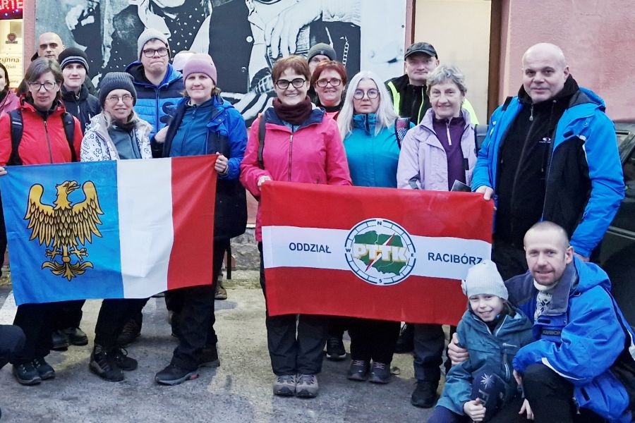 Turyści z Raciborza zdobyli Ślężę i odwiedzili muzeum „Sami swoi”